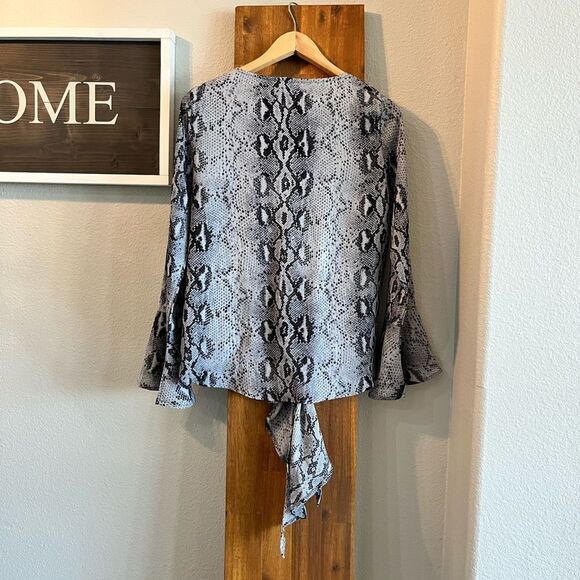 New Entro | Women’s Snake Print Bell Sleeve Top Small - Picture 3 of 12